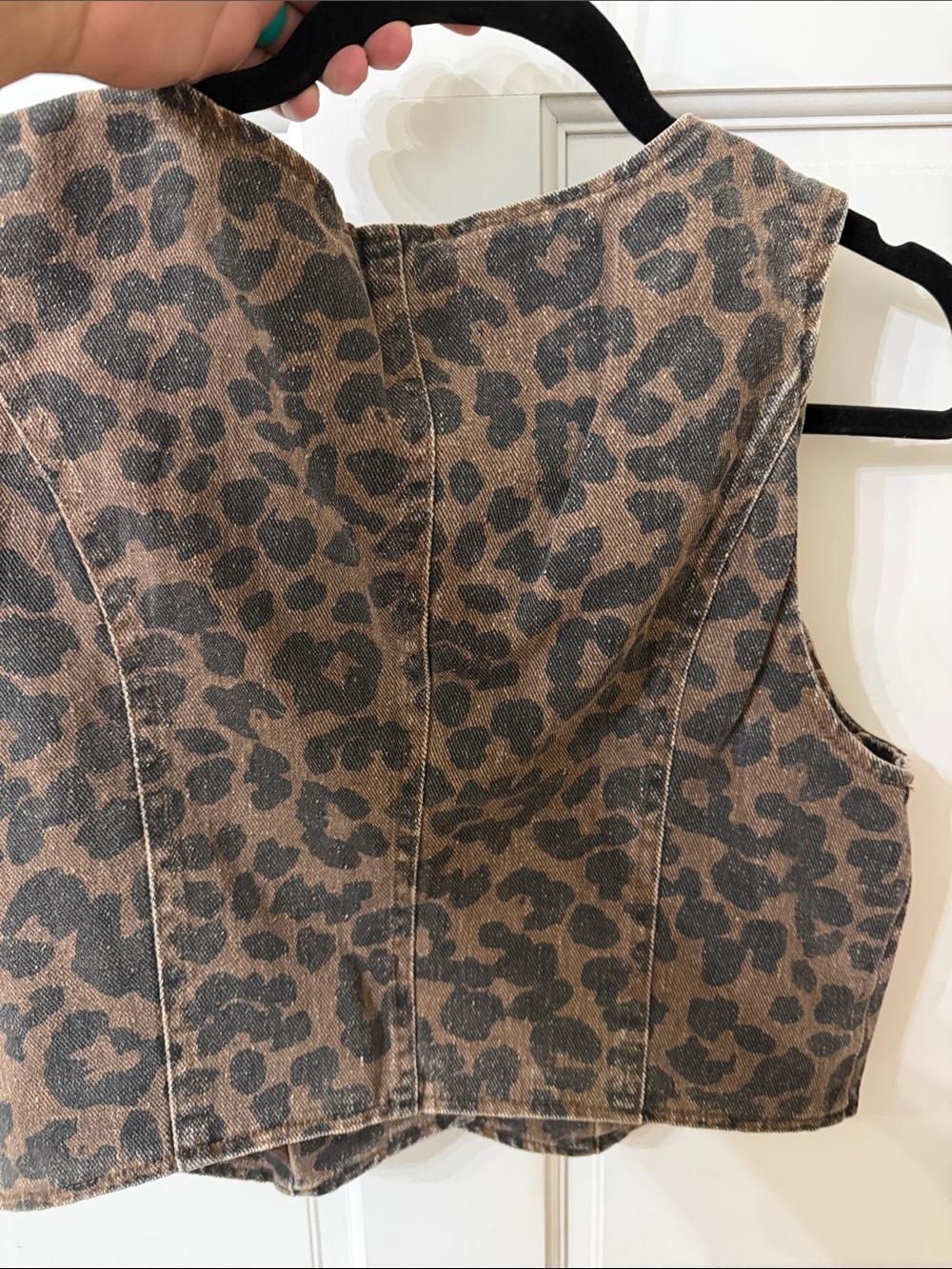 So Me Leopard-Print Buttoned Vest in Brown and Black - Picture 5 of 5